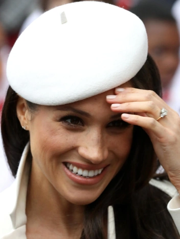 Меган в помолвочном кольце до апгрейда, 12 марта 2018