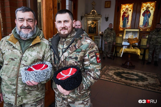 На рукаве мужчины можно заметить шеврон с Богородицей. Их вышивают и освящают в Самаре. Один боец рассказал, что такой образ спас ему жизнь | Источник: Роман Данилкин / 63.RU