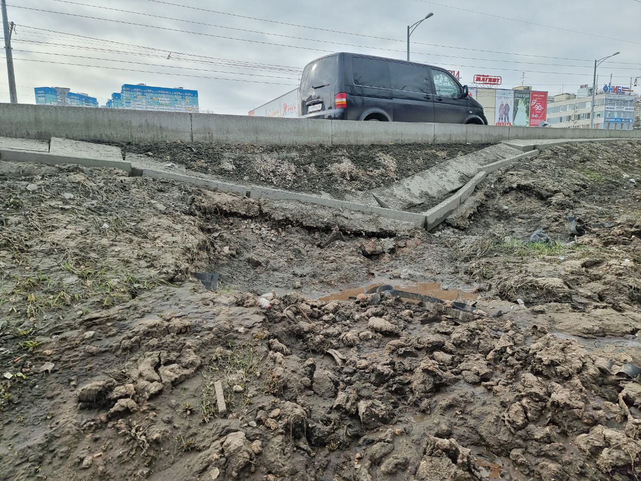 В Самаре грунт с Московского шоссе обвалился на тротуар у Ботанического  сада - 9 апреля 2024 - 63.ру