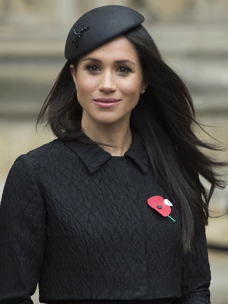 2018Меган Маркл в шляпе Philip Treacy с украшением в виде стрекозы.