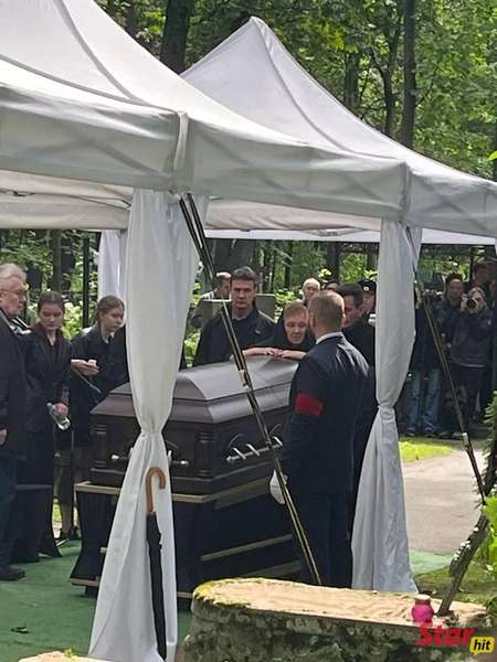 Мама чиновника долго не отпускала его гроб
