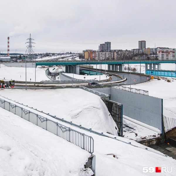 По будущему тоннелю (в центре фото) транспорт поедет из центра в сторону Висима и Вышки | Источник: Тимофей Калмаков / 59.RU