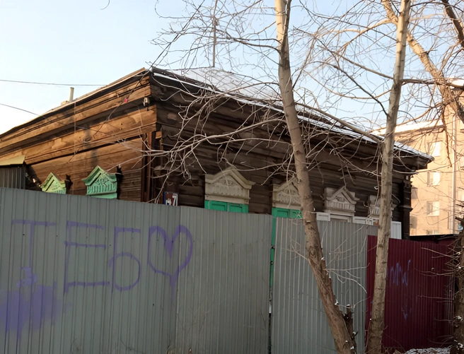 Фотографий здания почти нет — в справочнике он прячется за забором | Источник: 2gis.ru