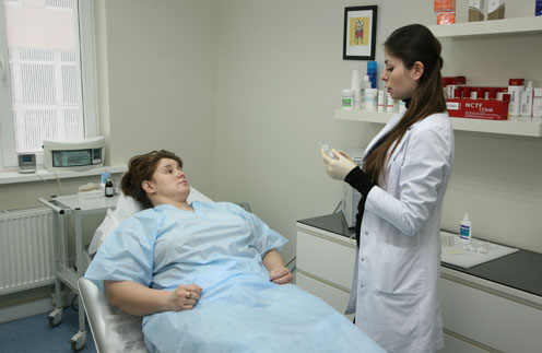 Актриса сериала «Воронины» (СТС) Юлия Куварзина консультируется с врачом-дерматокосметологом Эльмирой Балтачеевой
