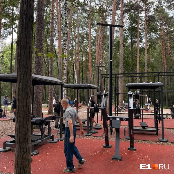 Спортплощадку реконструировали в 2024 году | Источник: Полина Краснопевцева / E1.RU