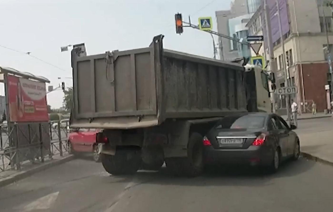 Самые громкие ДТП Екатеринбурга, обзор дорожного видео недели E1.RU - 16  июля 2023 - Е1.ру