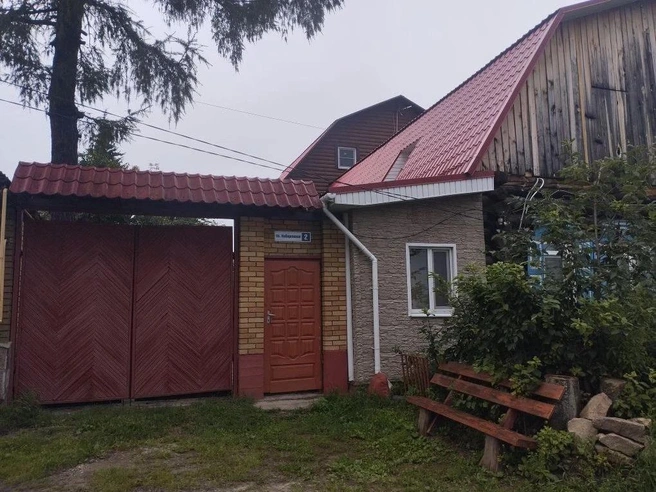 По указанному на сайте адресу в деревне Мурзинка находился обычный частный дом, а не гостиничный комплекс | Источник: читатель E1.RU