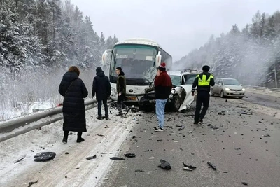 Автобус столкнулся с двумя автомобилями на Режевском тракте