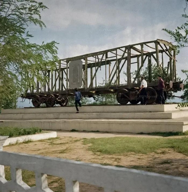 Памятник «Расстрелянный вагон», установленный в 1947 году. Фото сделано в конце 1960-х  | Источник: Марк Степанович Редькин / BSPchannel