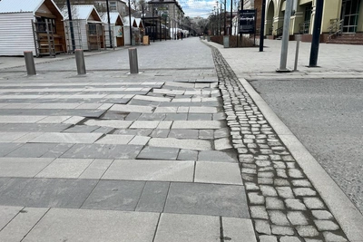 Яма на пешеходном переходе в Тюмени замедлила движение