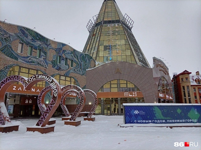 Сонные прохожие и остатки конфетти: что происходит в столице Югры на утро после Нового года | Источник: Мария Гришкина / 86.RU