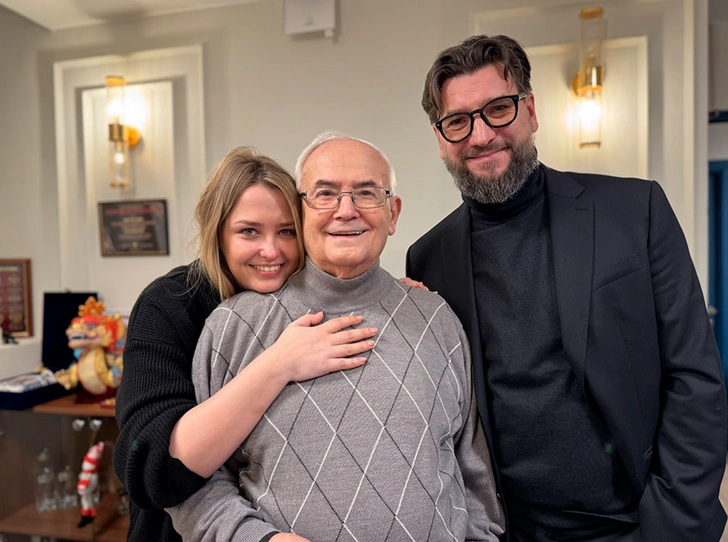 Всеволод Шиловский с внучкой Аглаей и ее мужем Александром Устюговым | Источник: Соцсети