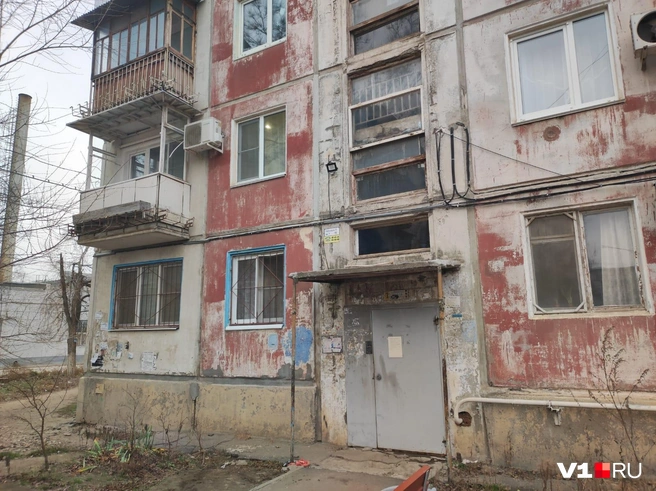 Дом, в котором жили девочки, нельзя назвать неблагополучным | Источник: Денис Паустовский / V1.RU