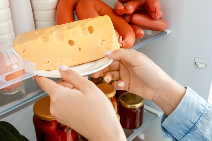 Это опасно: 7 продуктов, которые нельзя хранить в дверце холодильника | Источник: Shutterstock/Fotodom.ru
