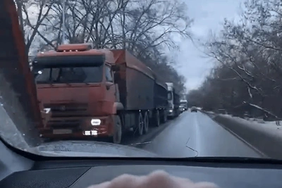 Новая переправа вызвала пробку из фур в Волгограде