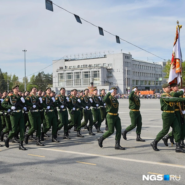Замкнул прохождение расчет Новосибирского высшего командного ордена Жукова училища. Училище подготовило и выпустило свыше 25 тысяч офицеров | Источник: Александр Ощепков / NGS.RU