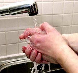 Мыть руки полезно для желудка