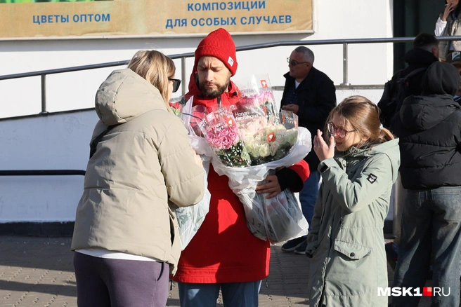 Подарки учителям закупают всей семьей… | Источник: Артем Устюжанин / MSK1.RU