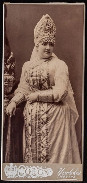 «Портрет неизвестной молодой женщины в русском костюме и кокошнике», Василий Чеховский, 1895–1896 гг. | Источник: Государственный каталог музейного фонда Российской Федерации