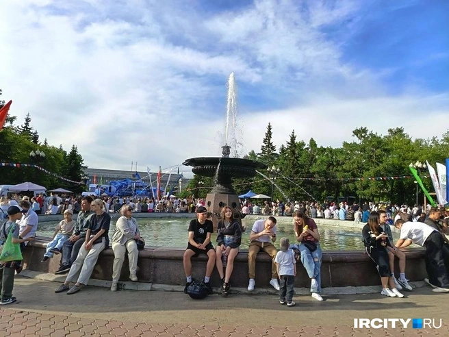 А в Сквере Кирова лучшие места&nbsp;— у фонтана! | Источник: «ИрСити»