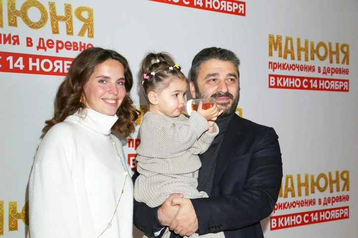 «Я много снимаюсь у Сарика, у меня маленький ребенок, и на другие проекты физически нет времени. Недавно мне предложили сняться в историческом проекте в Петербурге, сыграть Елизавету. Сорок смен, переезд в Питер — я просто не могу себе это позволить», — оправдывалась актриса за количество картин супруга в фильмографии