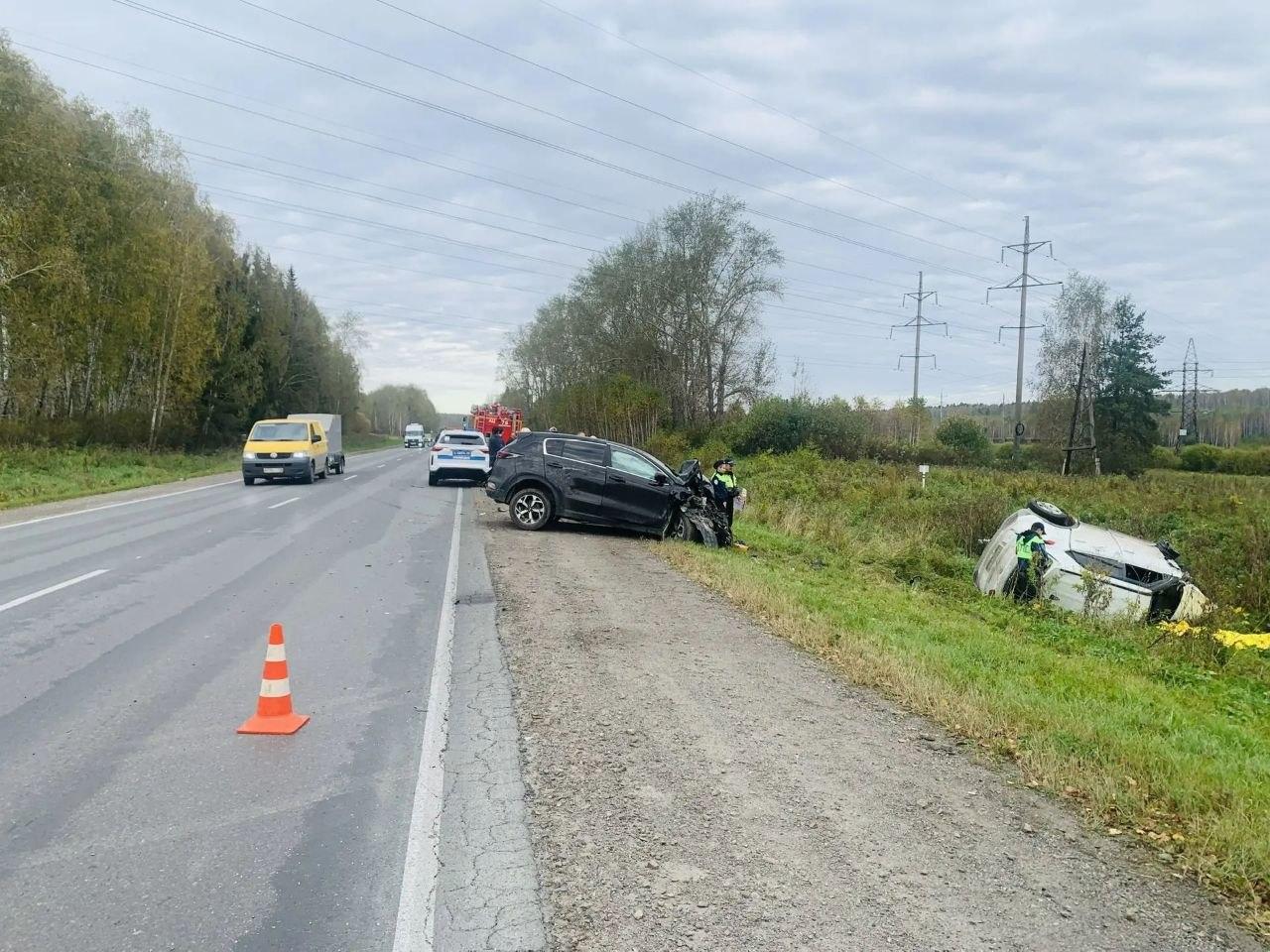 На трассе под Екатеринбургом водитель Hyundai устроил массовое ДТП: один погиб, двое пострадали