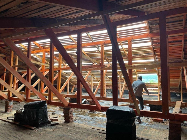 В Яковлевке уже ремонтируют поврежденную крышу школы | Источник: администрация Базарно-Карабулакского района