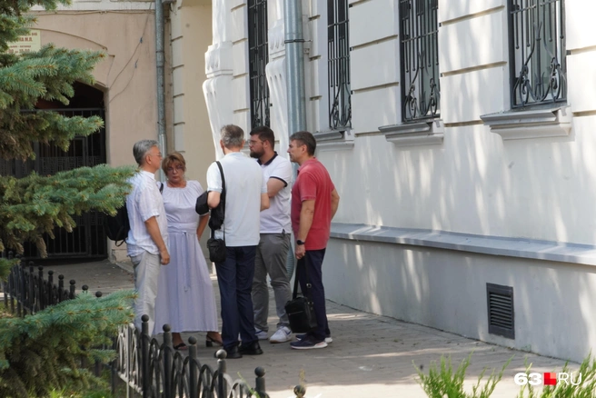 После заседания группа поддержки обсуждала итоги слушаний | Источник: Алексей Ногинский / 63.RU