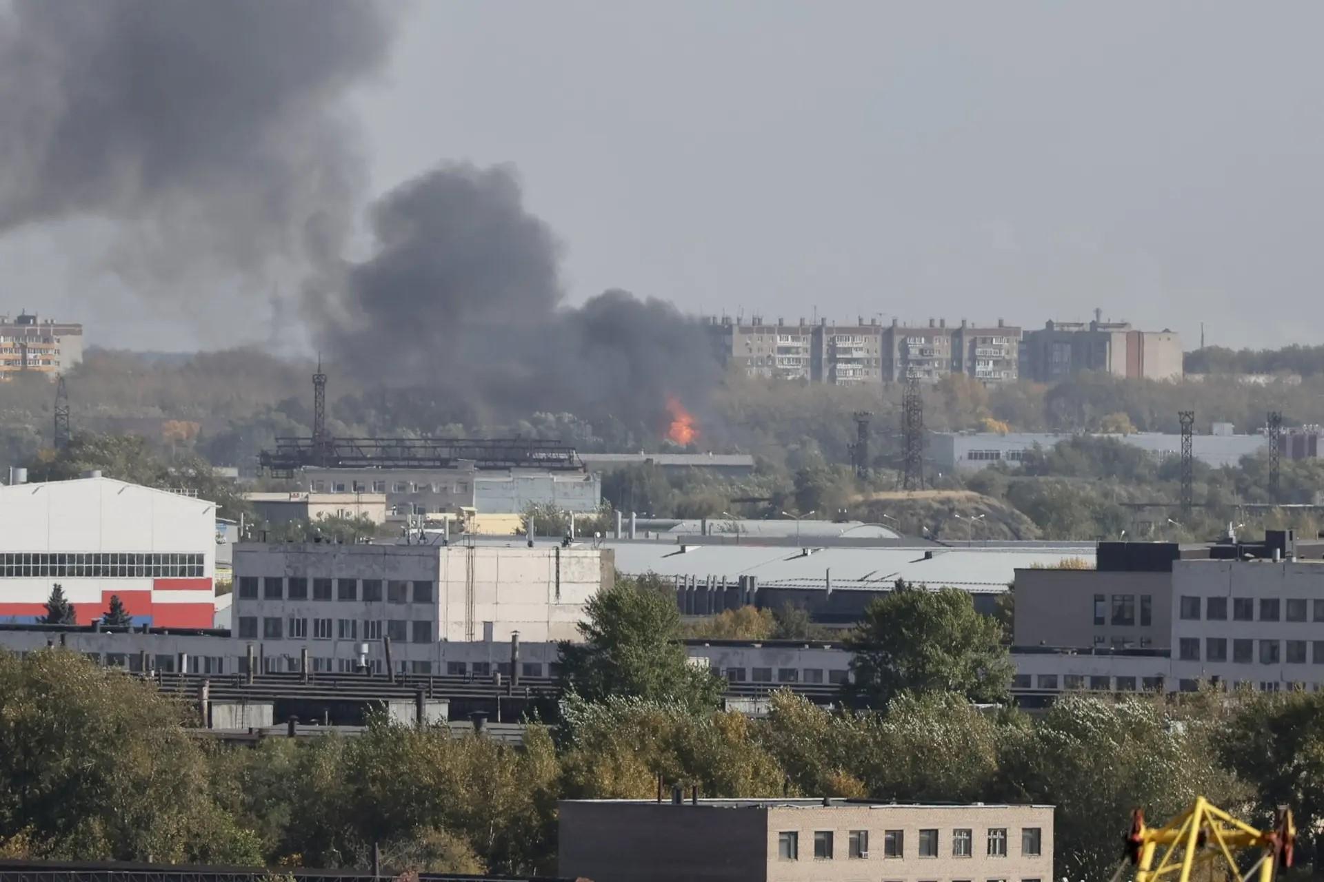 В Челябинске вспыхнул пожар в промзоне, черный дым видно из разных районов города