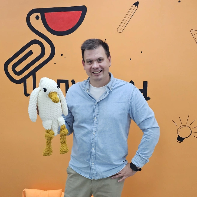 На уроках учитель кидает в двоечников плюшевого гуся Лаврентия | Источник: Андрей Григорьев / Vk.com