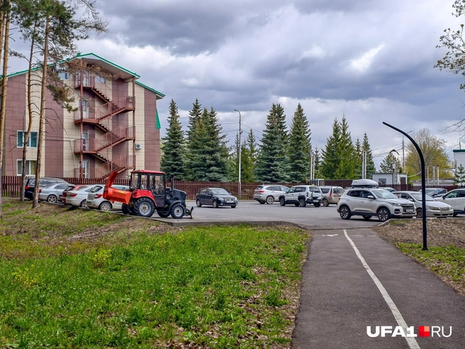 Парковка перед санаторием | Источник: Булат Салихов / UFA1.RU