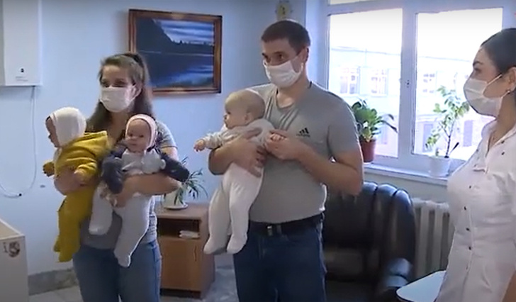 Восьмимесячных тройняшек, которые заразились ковидом от мамы, чудом спасли в больнице