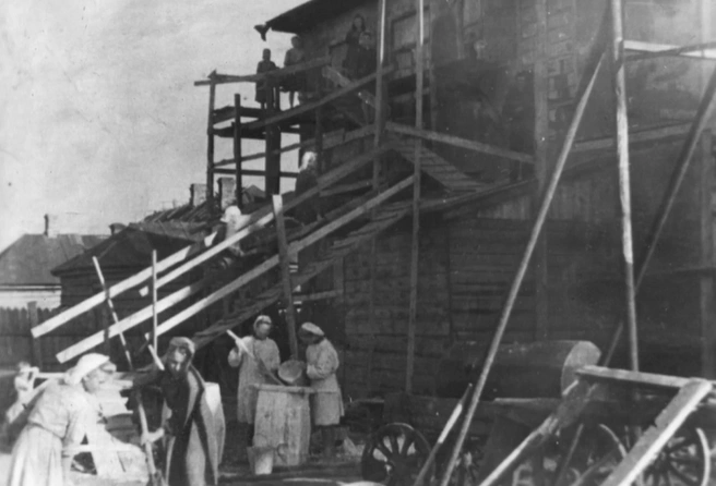Возведение корпусов мясокомбината в 1940-е | Источник: Жилкинская библиотека / youtube.com