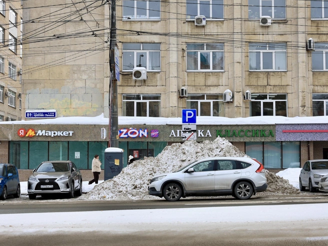 Снег занимает парковочные места, которых в центре и так недостаточно. | Источник: Михаил Шилкин 
