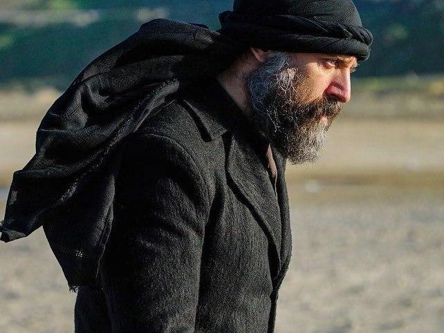 В этом сериале персонаж Эргенча переживает несколько перевоплощений | Источник: кадр из сериала «Ты моя родина» (16+), реж. Ямур Тайлан, Дурул Тайлан, Бурак Арлыэль, студия O3 Medya, 2016–2018 годы