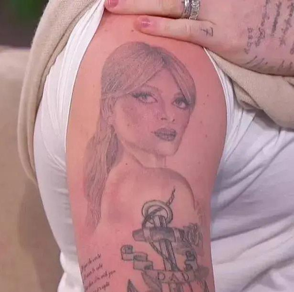 Оберег от измен: Бруклин Бэкхем сделал новую татуировку с портретом Николы Пельтц-Бэкхем