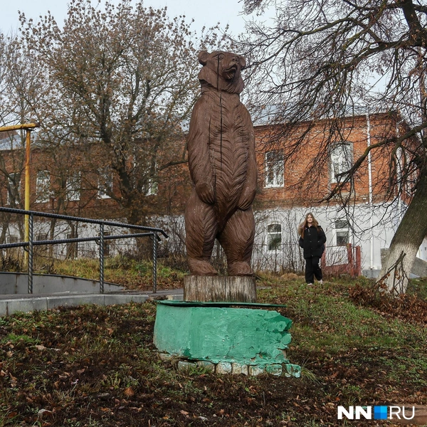 Деревянный косолапый выглядывает на дорогу | Источник: Наталья Бурухина / NN.RU