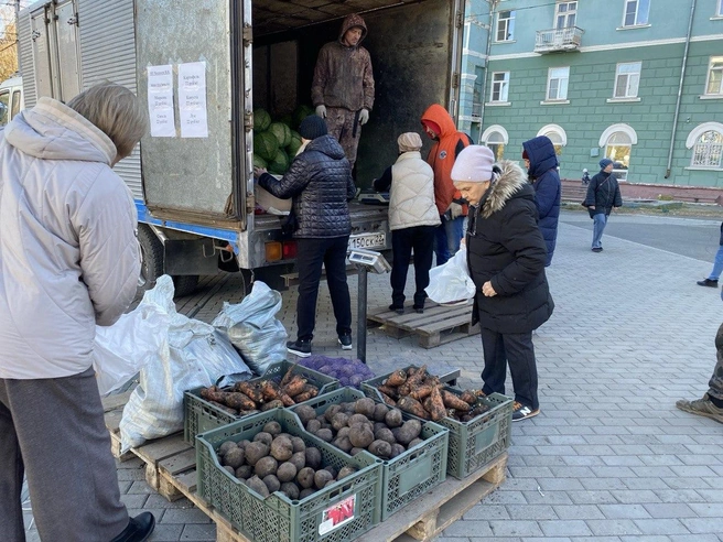 Купить на ярмарках можно как мясо, «молочку» или мед, так и специи, носки или шапки | Источник: Ирина Господаренко / NGS22.RU