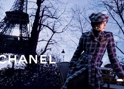 Погружаемся во французский нуар: новая кампания Chanel с Маргарет Куэлли