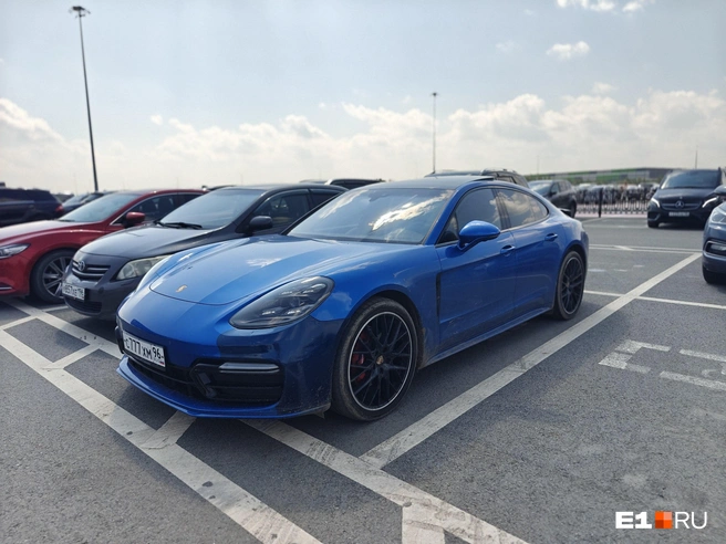 Porsche в номерами «777» заметили на парковке ЭКСПО | Источник: Кирилл Кушнов / E1.RU