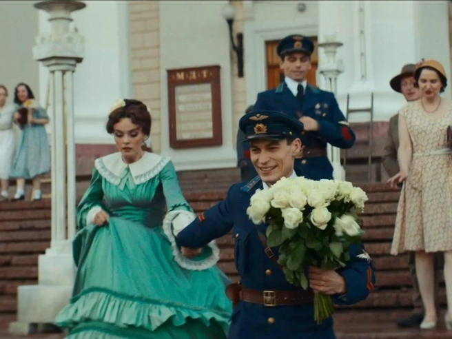 Мнения критиков о сериале разделились: одни хвалят его за эмоциональность, другие считают сценарий обрывистым. | Источник: кадр из сериала «Любовь Советского Союза» (16+), реж. Никита Высоцкий, «Дирекция кино», 2025 год