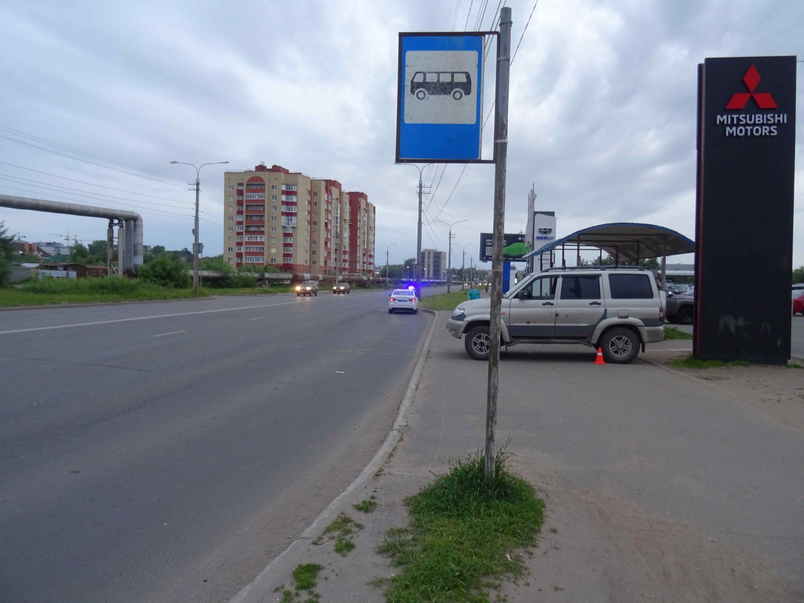 Заехал на тротуар и сбил женщин: молодой водитель устроил аварию в Архангельске