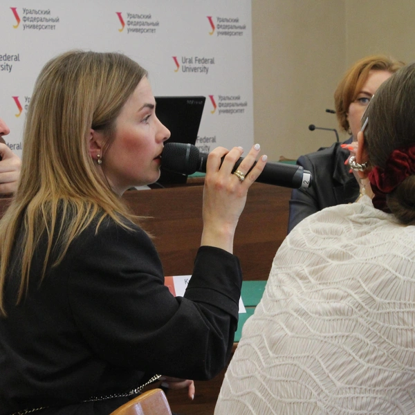 На круглом столе обсудили, чего стоит бизнесменам открыть заведение в доме-памятнике | Источник: Полина Щуцкая