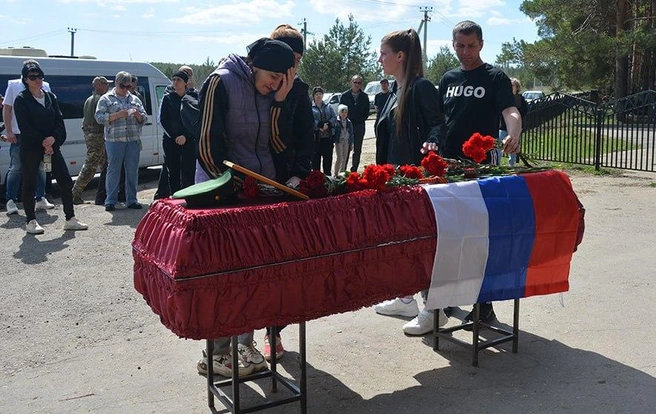 Похороны погибшего в СВО жителя Базарно-Карабулакского района Максима Лютаренко | Источник: Вестник района / Telegram