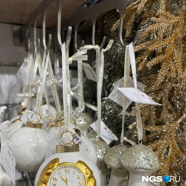 Разве можно не повесить часы на елку?  | Источник: Алёна Золотухина / NGS.RU