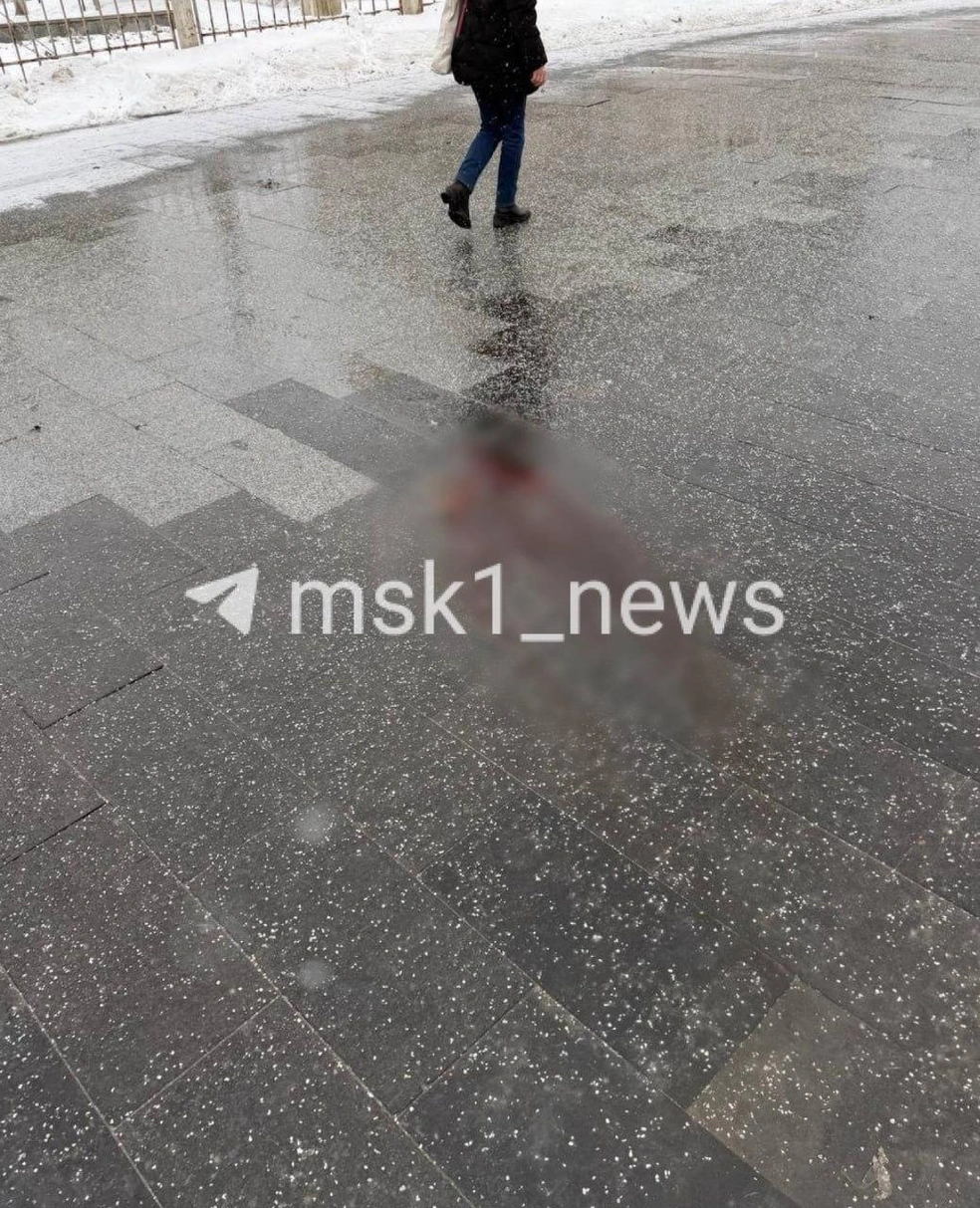 Следы крови на тротуаре возле Савеловского вокзала | Источник: Алина Мельникова / MSK1.RU