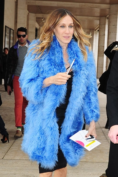 Натуральный мех также приветствуется, главное выбрать яркий цвет | Источник: Getty Images