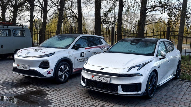 Из Китая везут и гибриды: справа от тестового Q05 стоит Lynk &amp; Co 07GT — что-то вроде Zeekr 001 в бензоэлектрической версии | Источник: Артем Краснов
