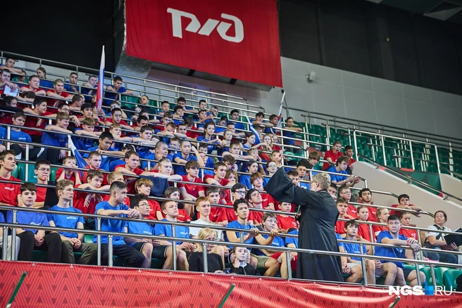 Главной площадкой праздника 4 ноября стала «Локомотив Арена». Там проходит региональный традиционный фестиваль «Народное единство» (0+). | Источник: Александр Ощепков/NGS.RU