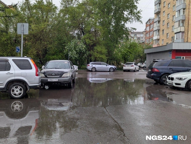 Парковку на Красной площади затопило | Источник: Мария Ленц / NGS24.RU